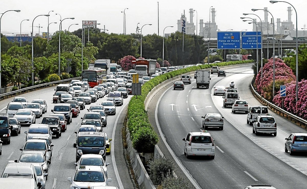 Baleares prohibirá la entrada de coches diésel en 2025 y de gasolina en 2035