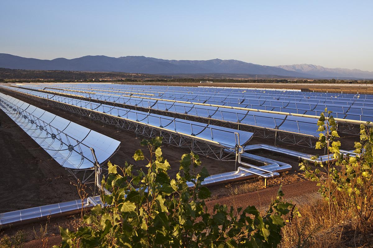 Acciona vuelve a confiar en la termosolar en España: construirá un proyecto híbrido con fotovoltaica en Badajoz