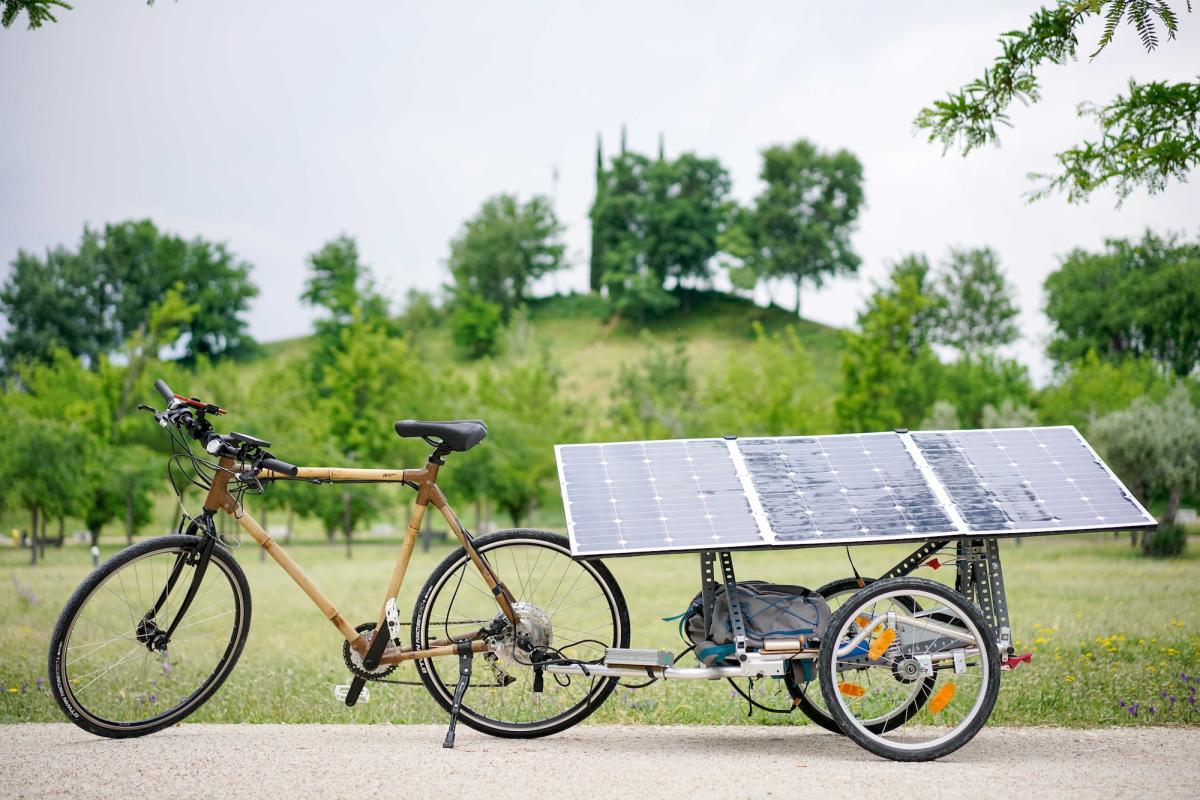 Una 'bicicleta solar' hecha de bambú recorrerá España para recoger firmas para potenciar el uso de energías renovables