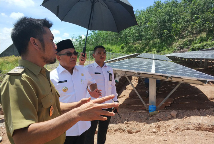 Indonesia inaugura sus tres primeras minirredes solares con almacenamiento