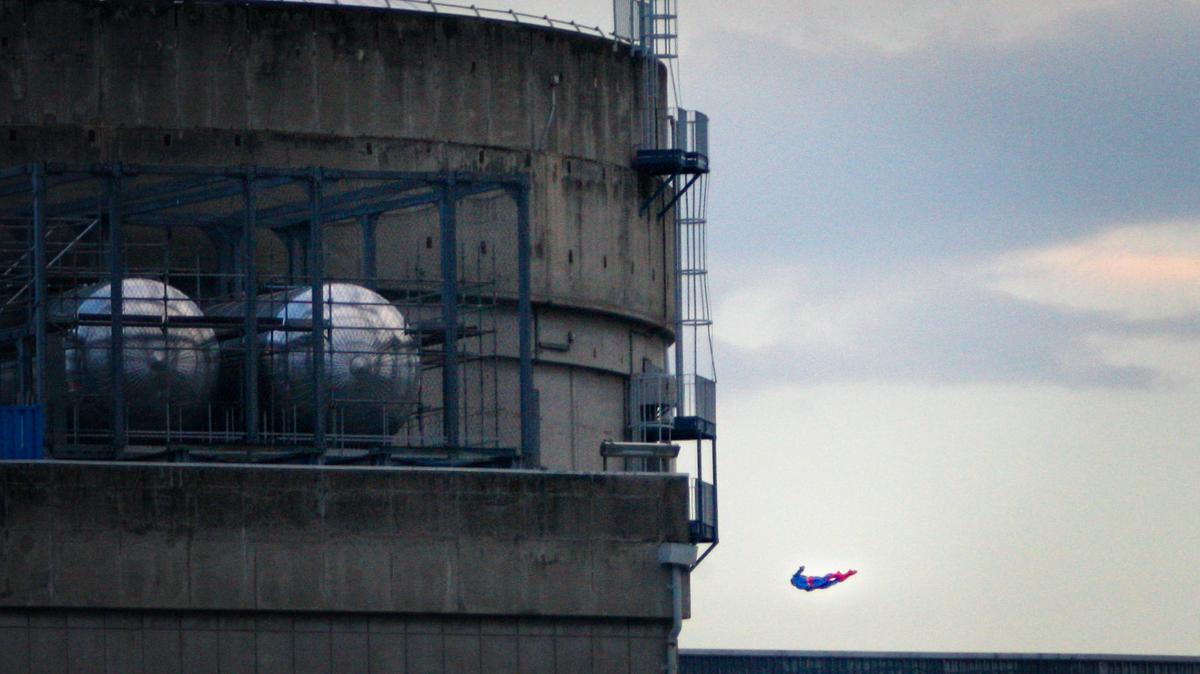 Greenpeace estrella un dron con forma de Supermán contra una central nuclear francesa para mostrar la vulnerabilidad de la planta