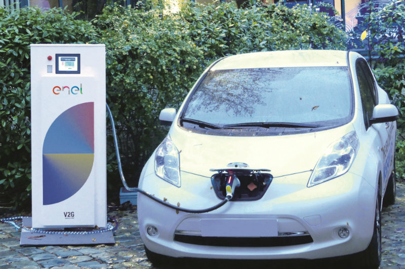 Enel utiliza la red de 10.000 cargadores de coches eléctricos de una filial para ofertar en mercados mayoristas