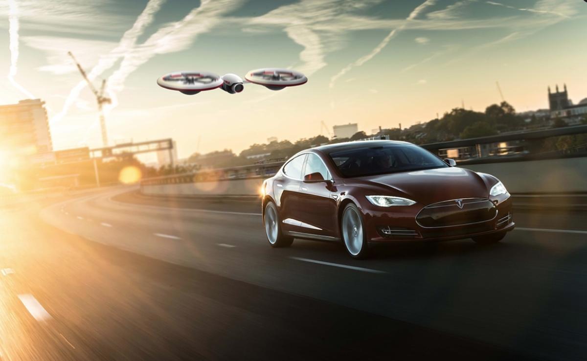 Tesla Drone: el nuevo sistema para cargar el coche eléctrico mientras conduces