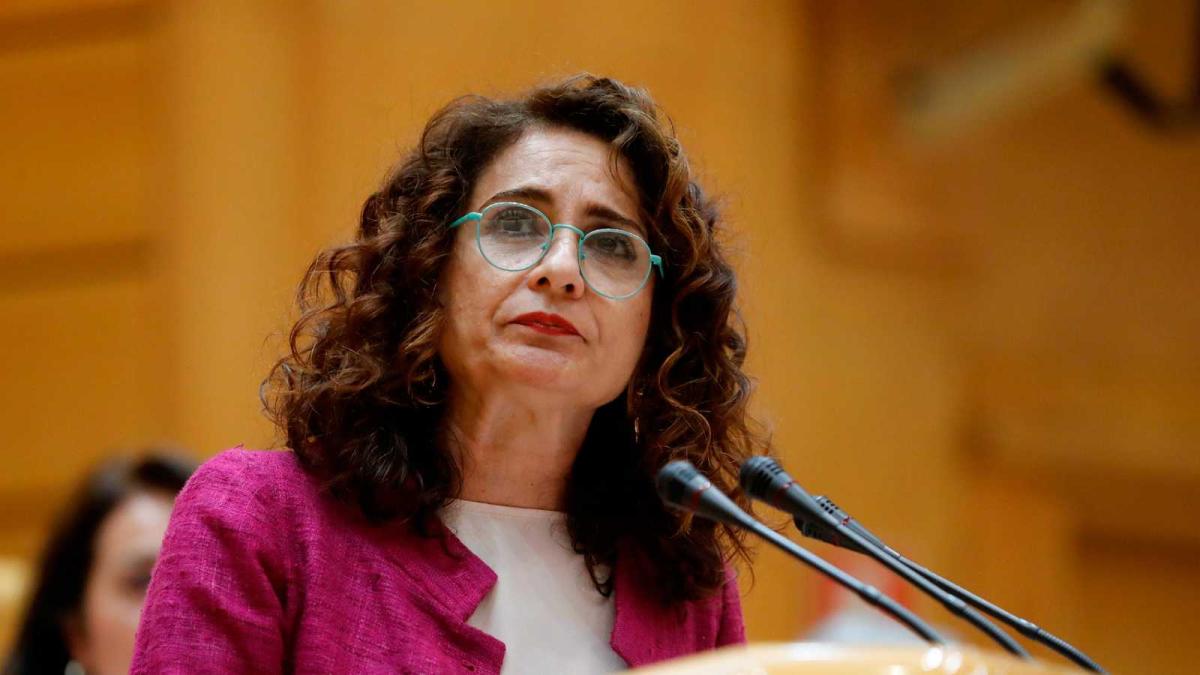 La ministra de Hacienda descarta una subida "inminente para el año 2019" del impuesto al diésel