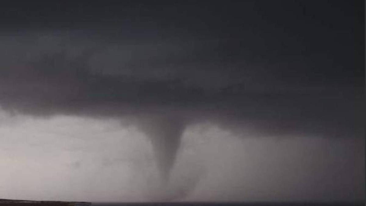 Un tornado deja sin luz a media Menorca: el apagón dura ya 24 horas