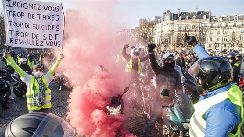 Los 'chalecos amarillos' ganan la batalla: Macron recula y anuncia una moratoria de la subida del impuesto al diésel