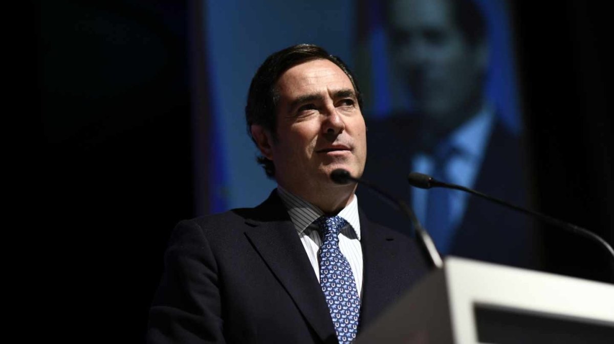 El nuevo presidente de la CEOE califica de "perverso" el anuncio del Gobierno de prohibir la venta de coches con emisiones