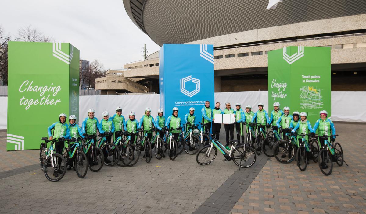 Iberdrola recorre 640 km en bicicleta hasta Polonia para entregar un manifiesto contra el cambio climático