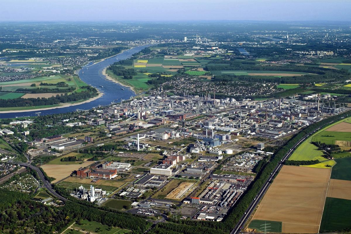 El choque de dos barcos provoca un derrame de petróleo en el Rin a la altura de Dormagen (Alemania)