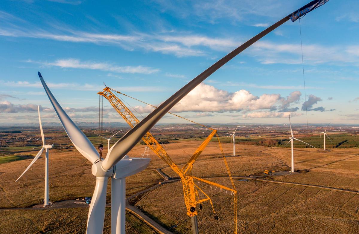 Convierten las turbinas eólicas en baterías de almacenamiento en Reino Unido para proteger la red eléctrica de posibles cortes de suministro