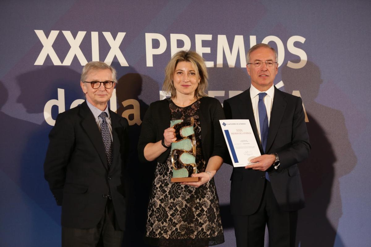 La redactora jefe de El Periódico de la Energía, Laura Ojea, recibe el Premio Renovables del Club de la Energía