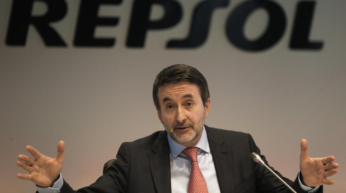 La diversificación salva de la quema a Repsol en la mayor crisis petrolera de la historia