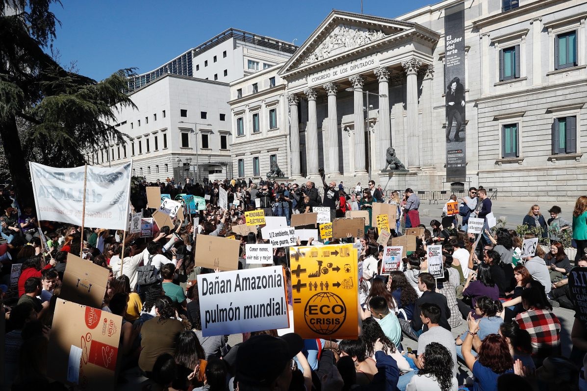 Fridays For Future vuelve a sentarse frente al Congreso por la inacción política contra la emergencia climática