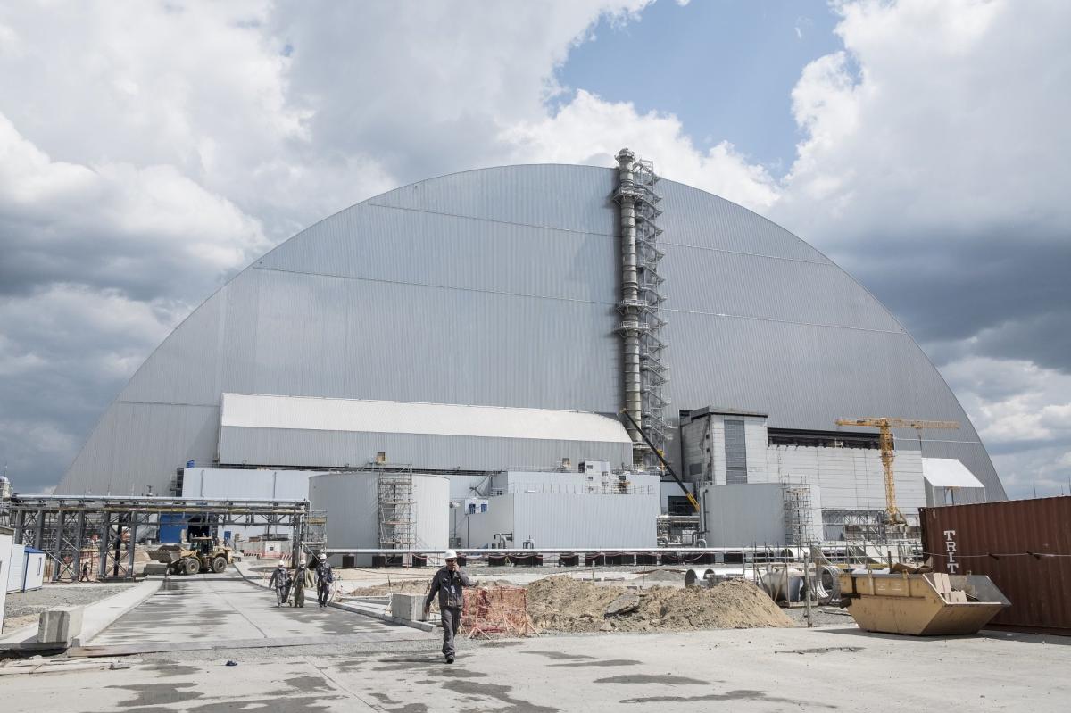 Así es cómo se construyó el sarcófago de Chernobyl, la mayor estructura metálica del mundo capaz de 'enterrar' la catedral de Notre Dame