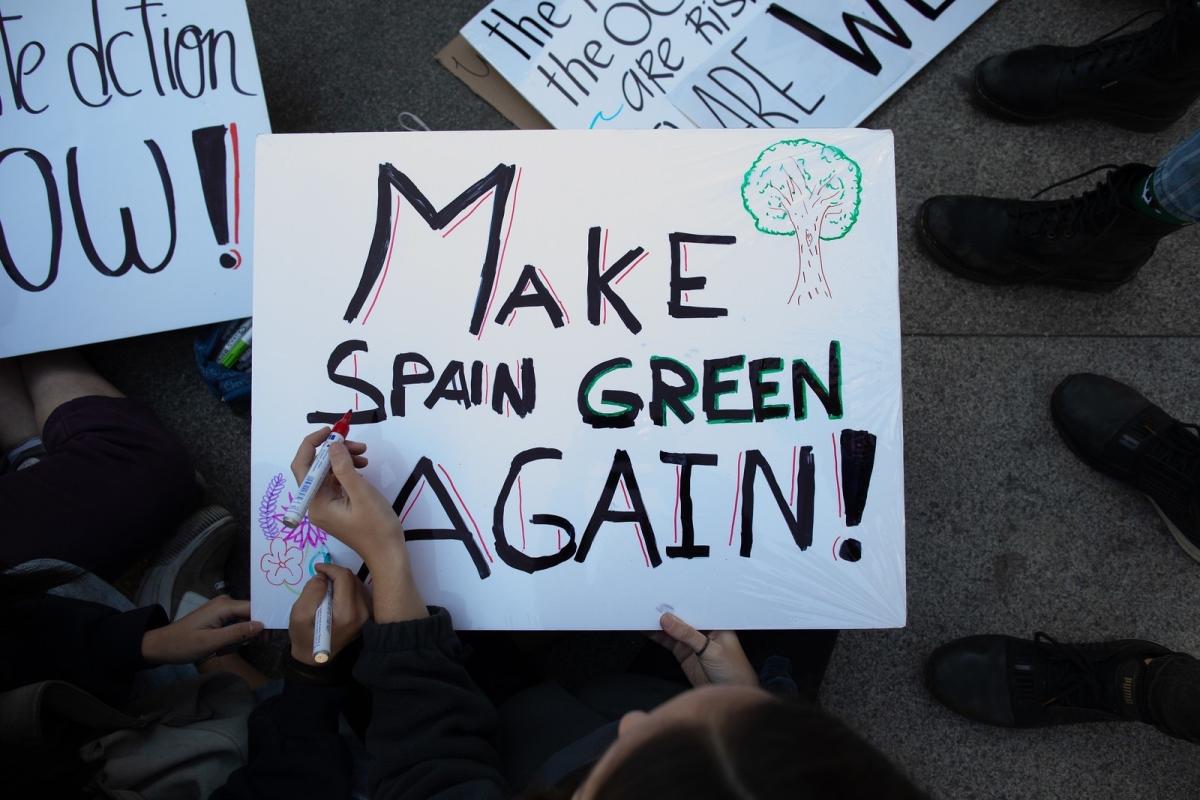 'Fridays for future' "hunde" las banderas de 13 ciudades para exigir un compromiso contra el cambio climático