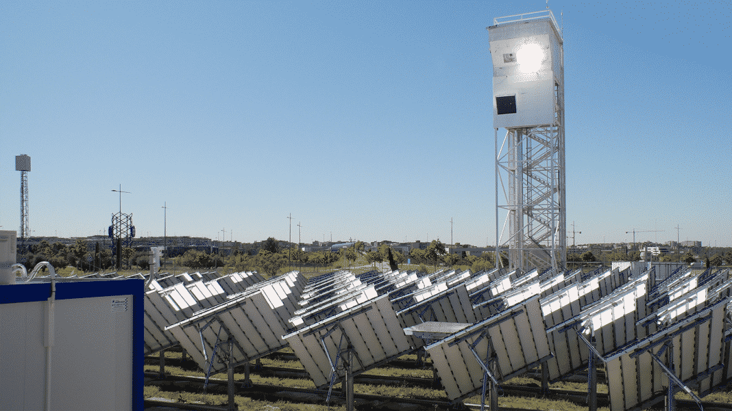 El proyecto SUN-to-LIQUID, en el que participan Abengoa e IMDEA Energía, produce queroseno renovable a partir de energía solar, agua y CO2