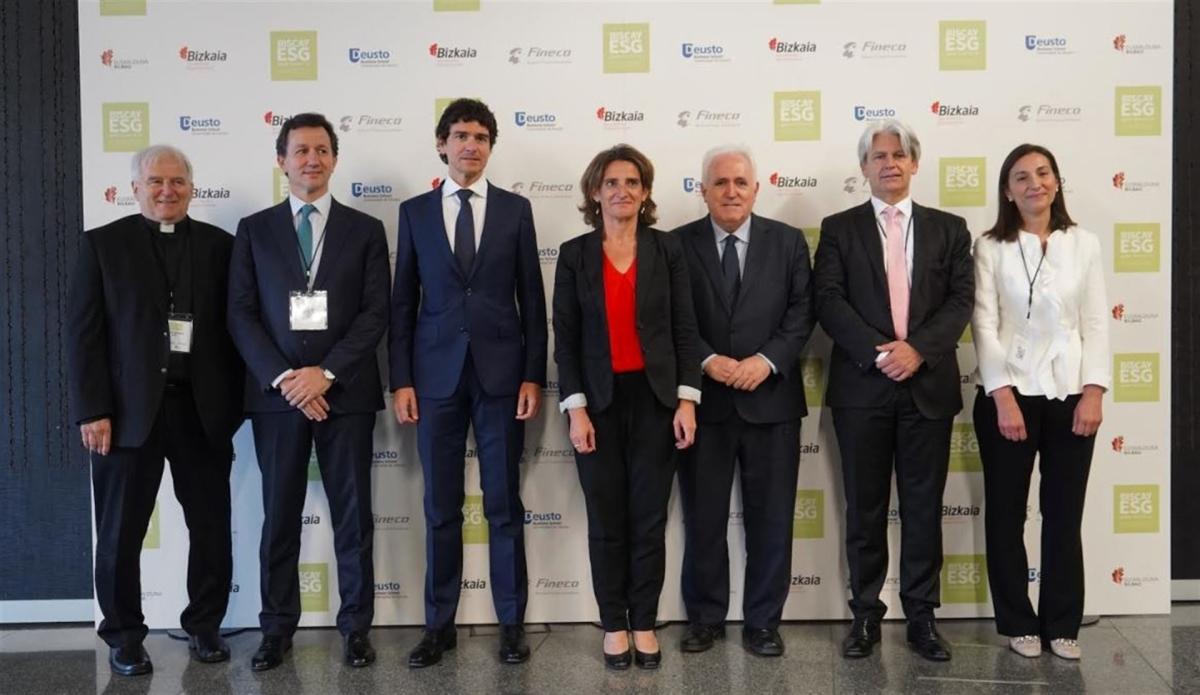 Teresa Ribera recuerda al sector financiero que la inversión social responsable "asegura su viabilidad"