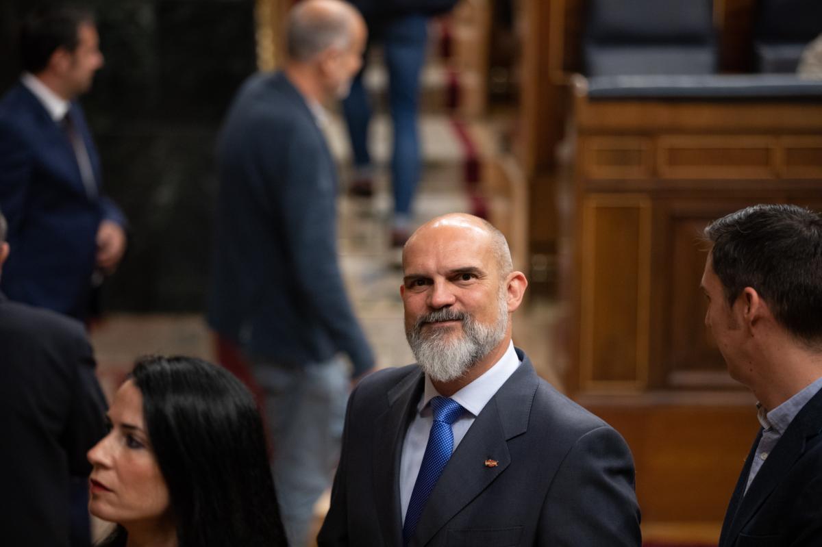 El diputado de VOX, Víctor Sánchez del Real, el único de todo el Congreso con vehículo eléctrico