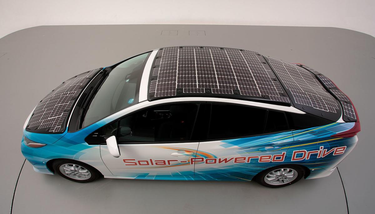 Toyota prueba dotar de mayor autonomía eléctrica a sus coches con paneles solares de alta eficiencia de Sharp