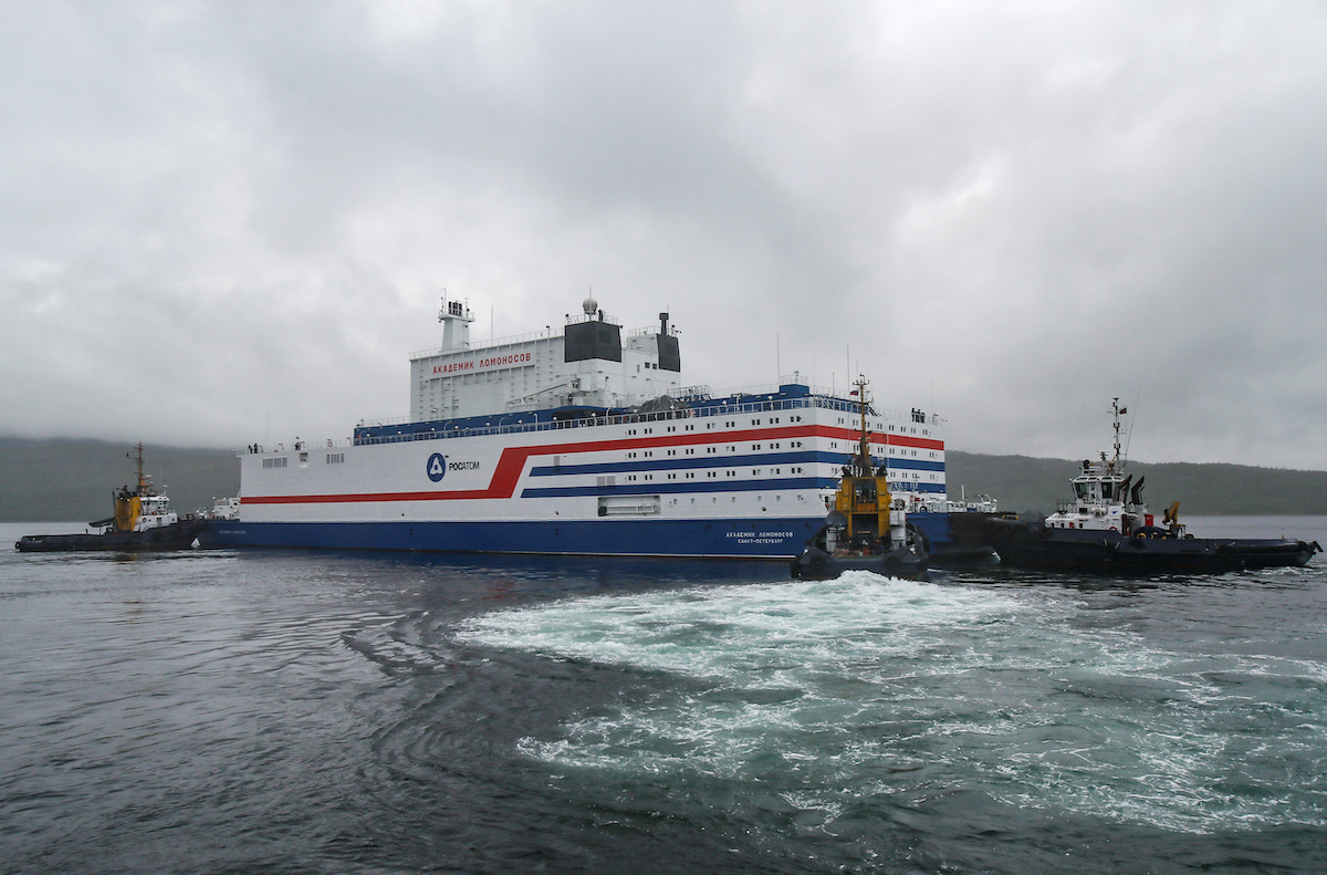 La central nuclear flotante rusa Akademik Lomonosov llega a su destino en el Ártico