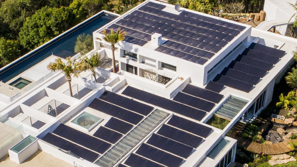 Chris Hemsworth y Elsa Pataky instalan cientos de paneles solares en su nueva mansión de Byron Bay