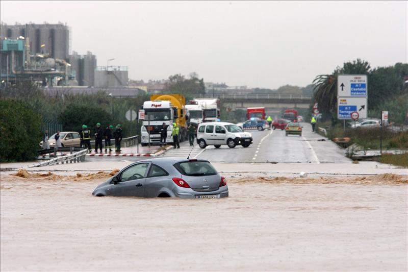 20.000 personas se quedan sin suministro eléctrico en Catalunya por las lluvias, 5.000 en Cambrils (Tarragona)