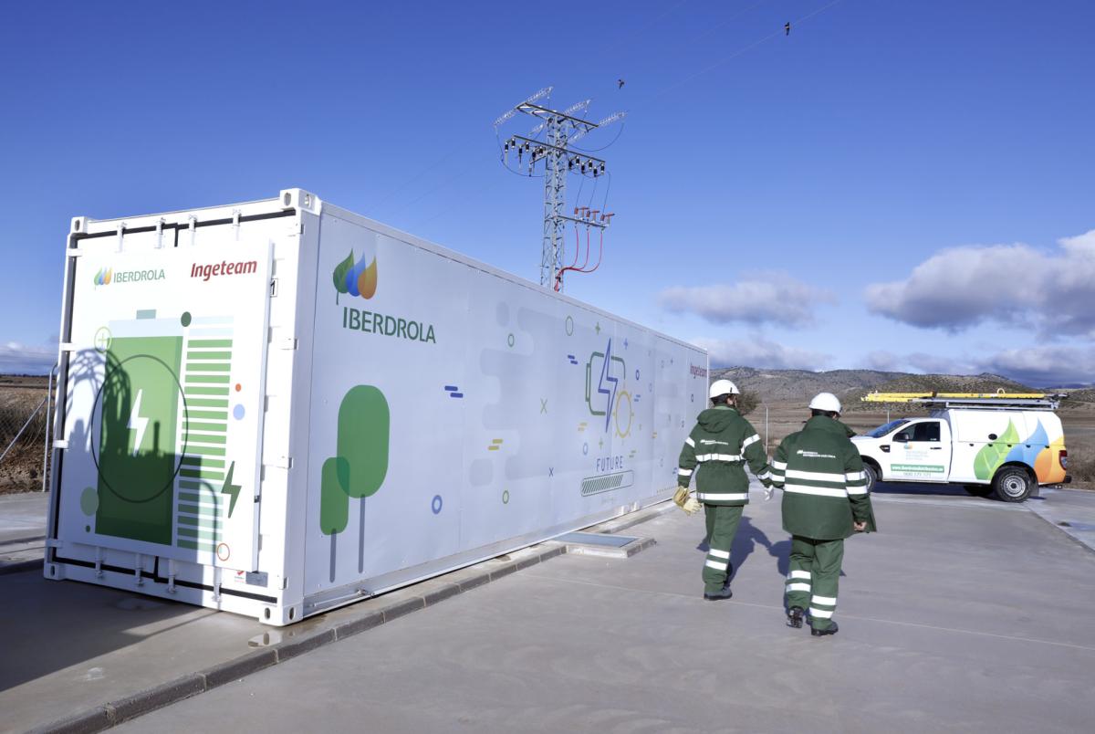 Iberdrola conecta a la red la primera instalación de almacenamiento con baterías de ion litio en Murcia