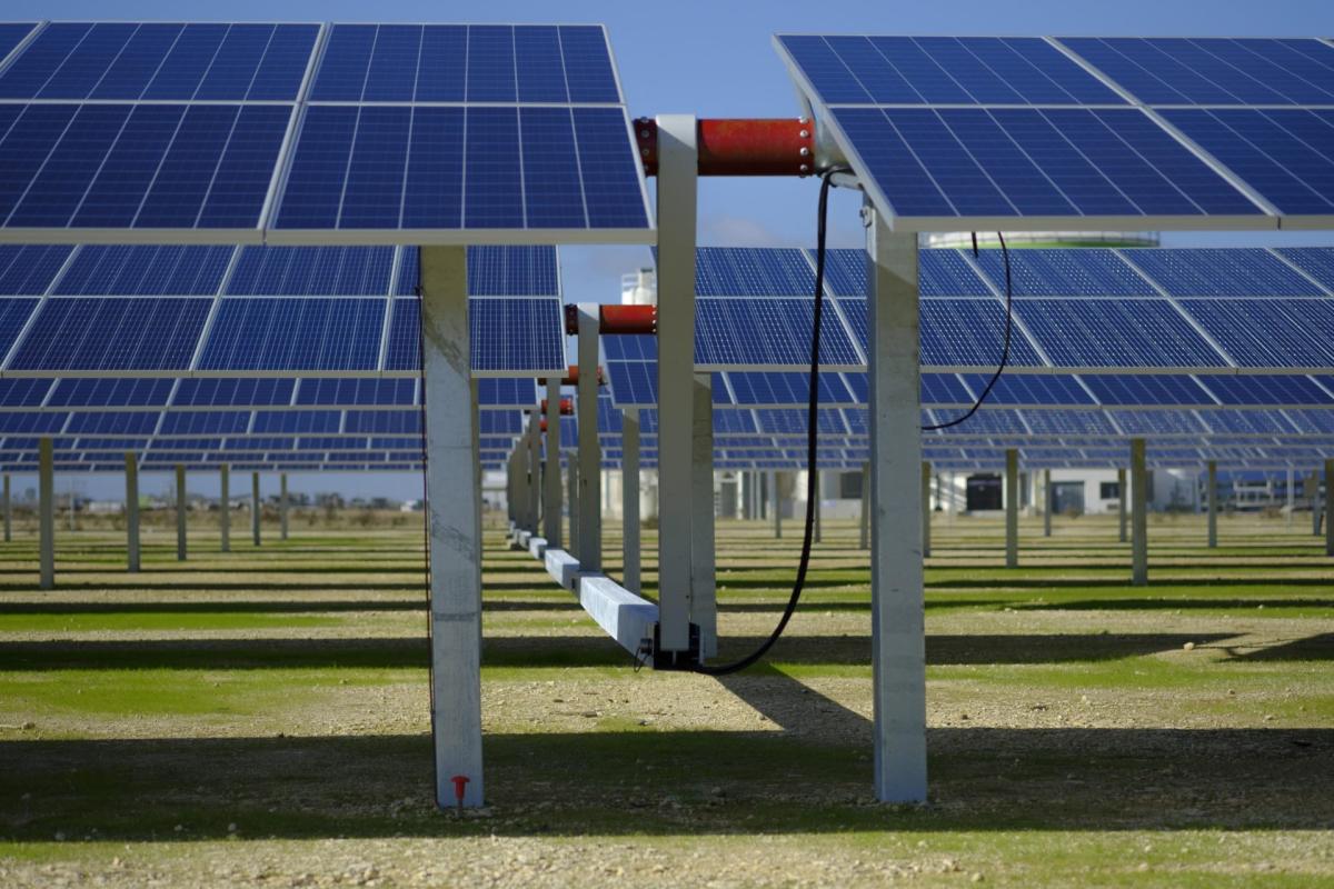 Sener instala sus primeros seguidores fotovoltaicos en la planta solar experimental Meteogune en el País Vasco