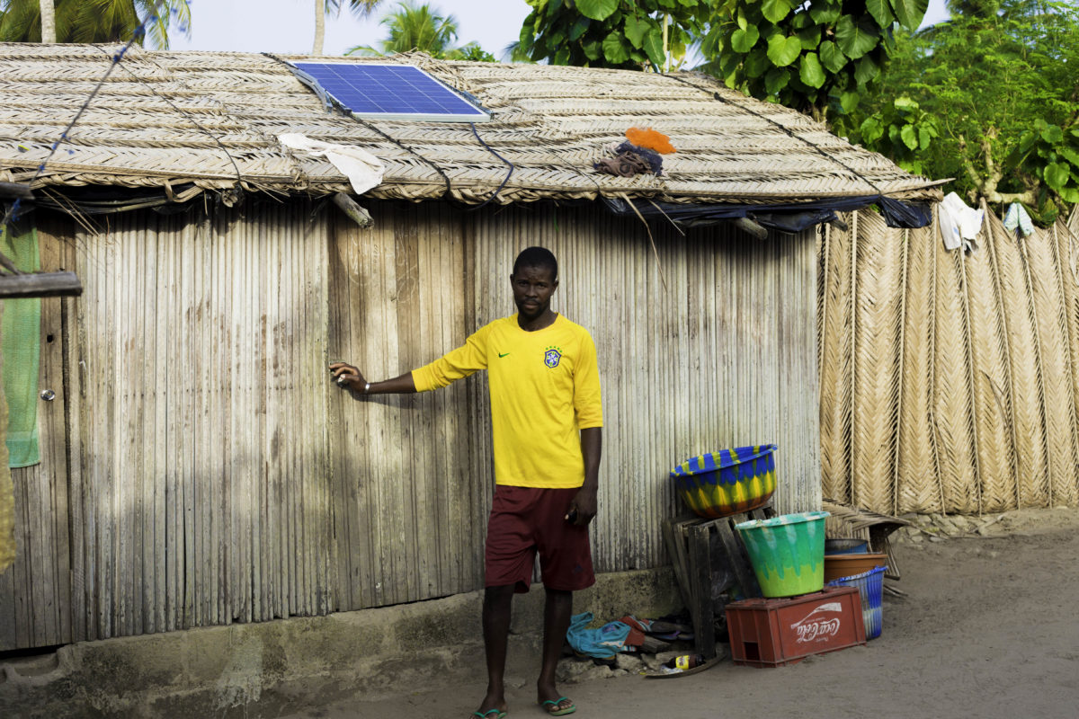 Una compañía holandesa llevará luz a un millón de hogares nigerianos con energía solar