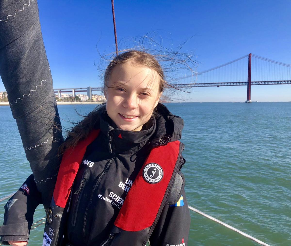 La activista sueca Greta Thunberg llega a Lisboa (con los dos motores del catamarán encendidos)