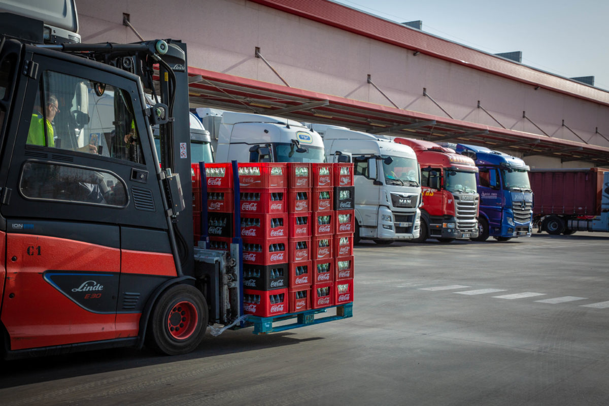 Coca-Cola se compromete a reducir las emisiones de sus operaciones directas en un 50% a 2025