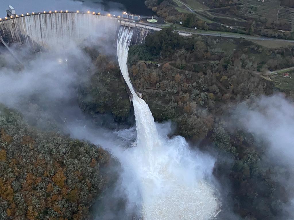 Las espectaculares imágenes de la central hidroeléctrica de Belesar (Naturgy) evacuando agua tras el paso del ciclón Elsa