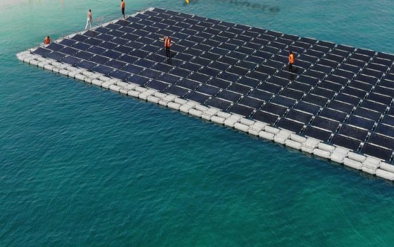 La isla Nurai, de Abu Dhabi, refuerza su microrred híbrida con un sistema de fotovoltaica flotante en el mar