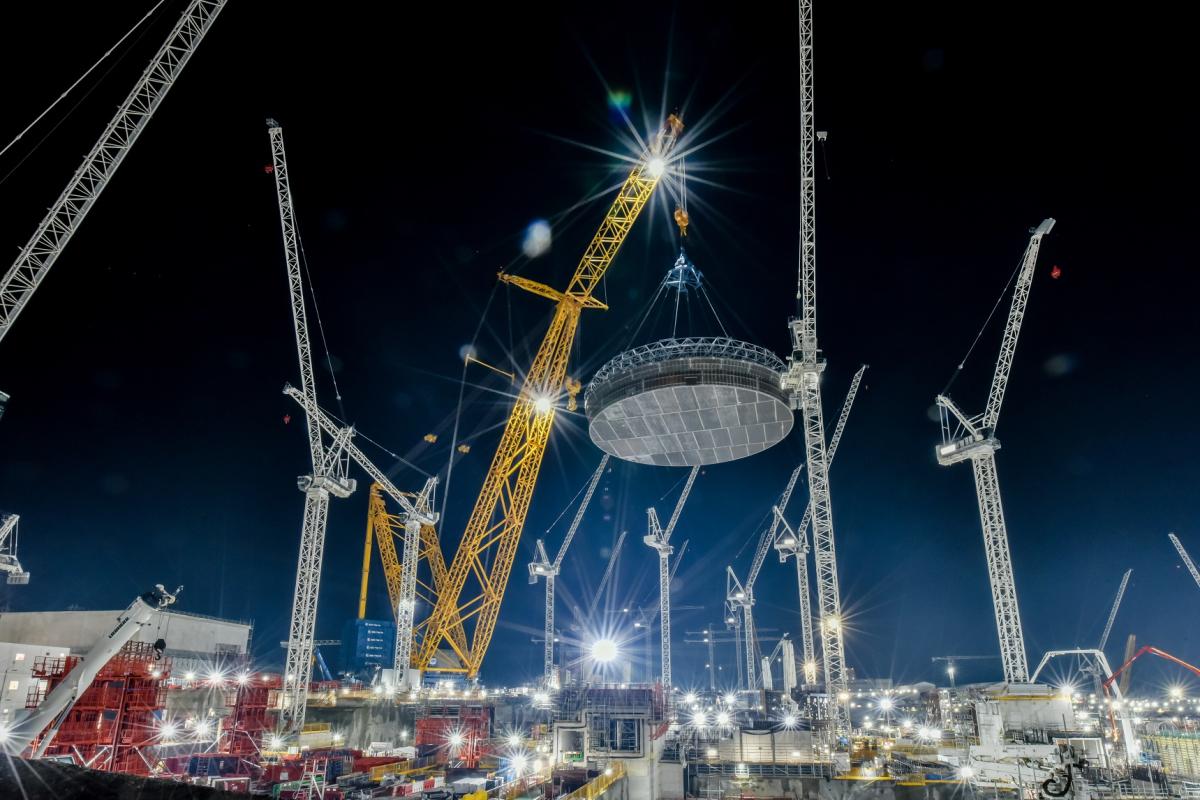 Esta es Big Carl, la grúa más grande del mundo: es propiedad de Sarens y la utiliza para levantar la central nuclear de Hinkley Point C