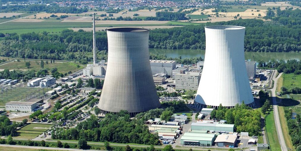 Espectacular demolición de dos grandes torres de refrigeración de una central nuclear en Alemania