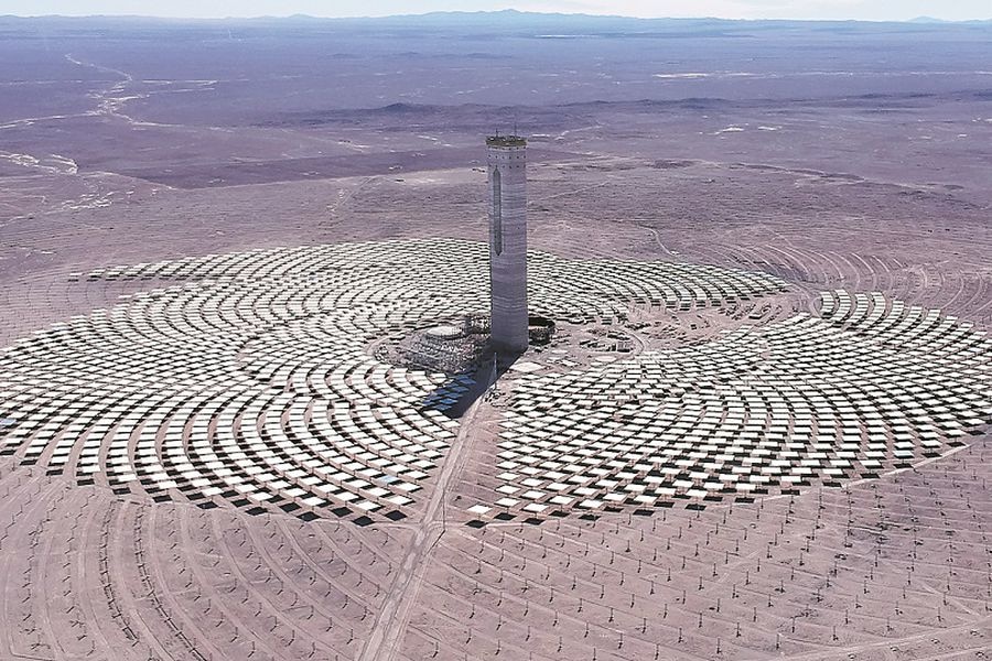 Acciona y Abengoa izan el receptor solar a 220 metros en la parte más alta de la torre central del proyecto termosolar Cerro Dominador en Chile