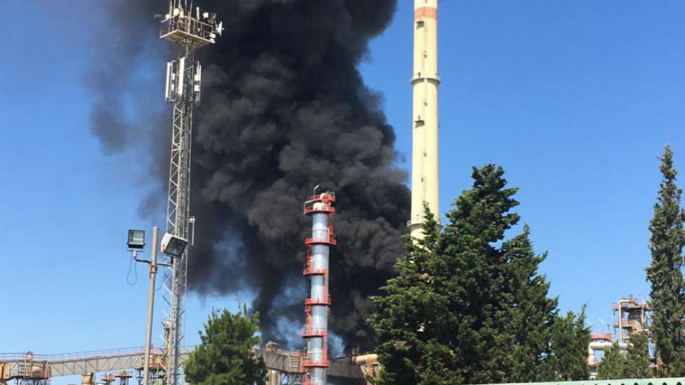 Arde una de las torres de refrigeración de la refinería La Rábida de Cepsa