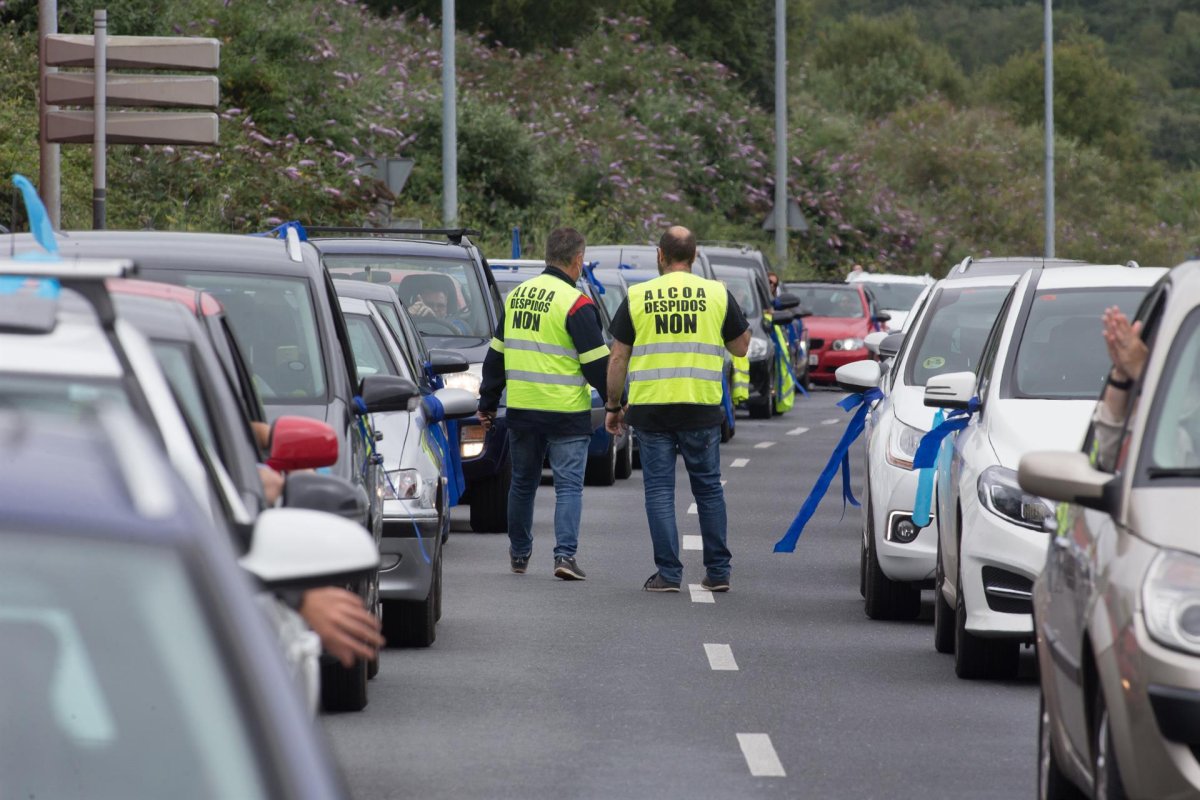 Una caravana de 16 kilómetros de coches reclama soluciones para evitar el cierre de Alcoa en San Cibrao (Lugo)