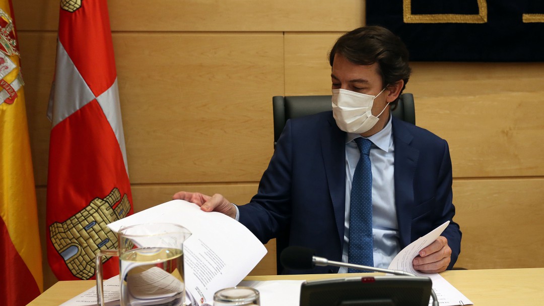 El presidente de CyL, Fernández Mañueco, se quita de en medio de la trama eólica que salpica al PP regional