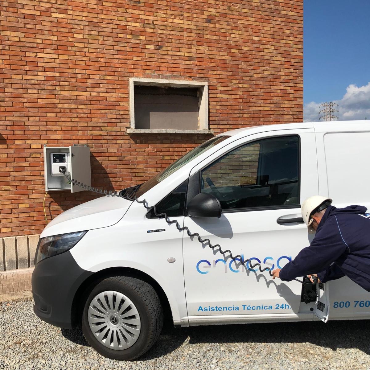 Endesa inicia un proyecto piloto en Catalunya para promover el desplazamiento de sus operarios en coche eléctrico