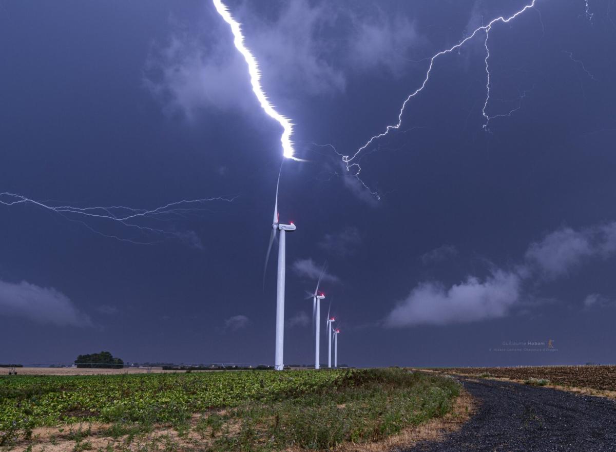 Las impresionantes fotografías de rayos que impactan sobre las palas de aerogeneradores de Nordex en Francia