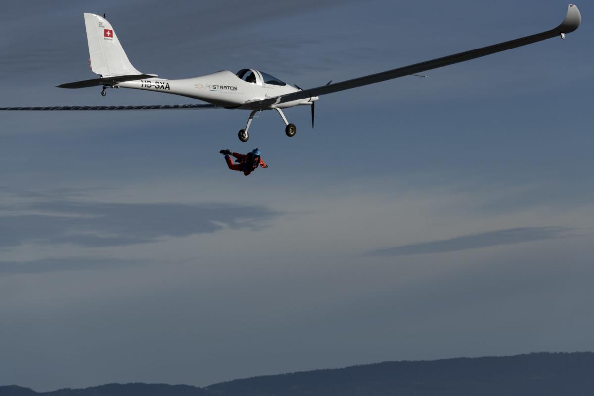 Primer salto al vacío en el mundo desde un avión solar