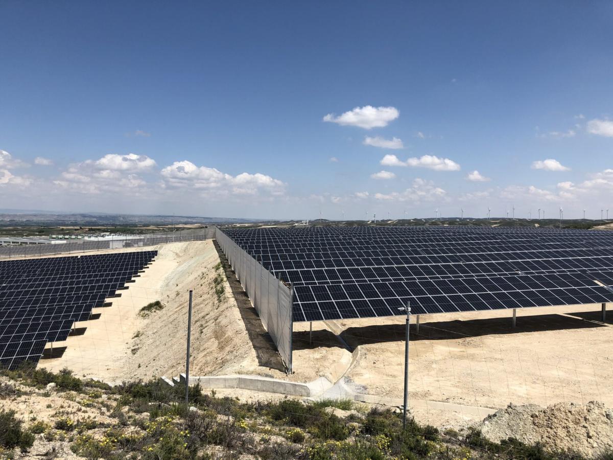 La aragonesa Iasol desarrolla muros cortavientos de polietileno para minimizar los riesgos por viento en parques fotovoltaicos