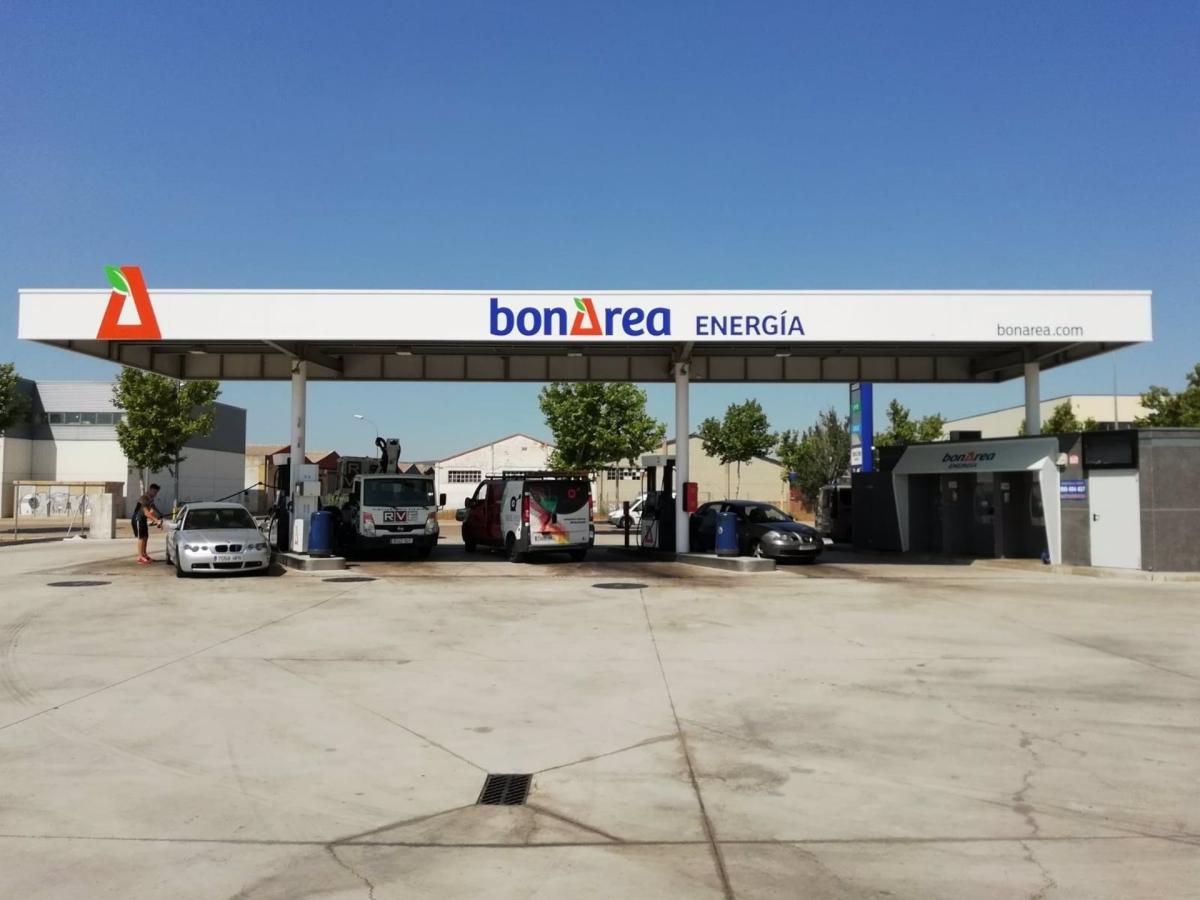 Llenar el depósito en una gasolinera de supermercados y 'low cost' es al menos un 10% más barato