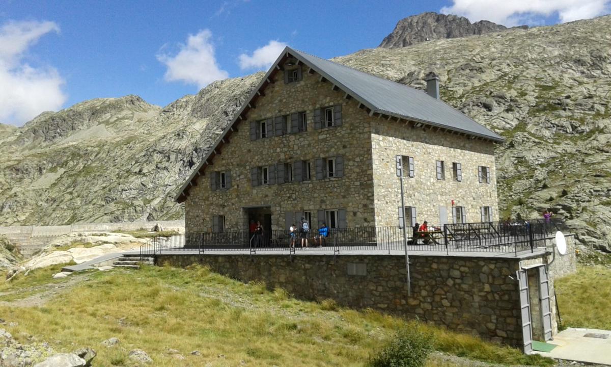 Hidrógeno verde en la alta montaña: instalan electrolizadores y pilas de combustible en un refugio del Pirineo oscense