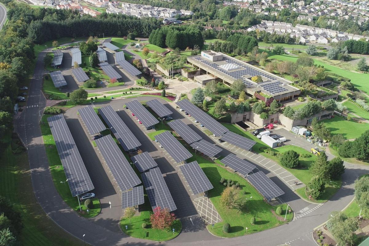 La aseguradora Aviva combina 1 MW de energía solar y almacenamiento con carga de coches eléctricos en el aparcamiento de su sede en Escocia