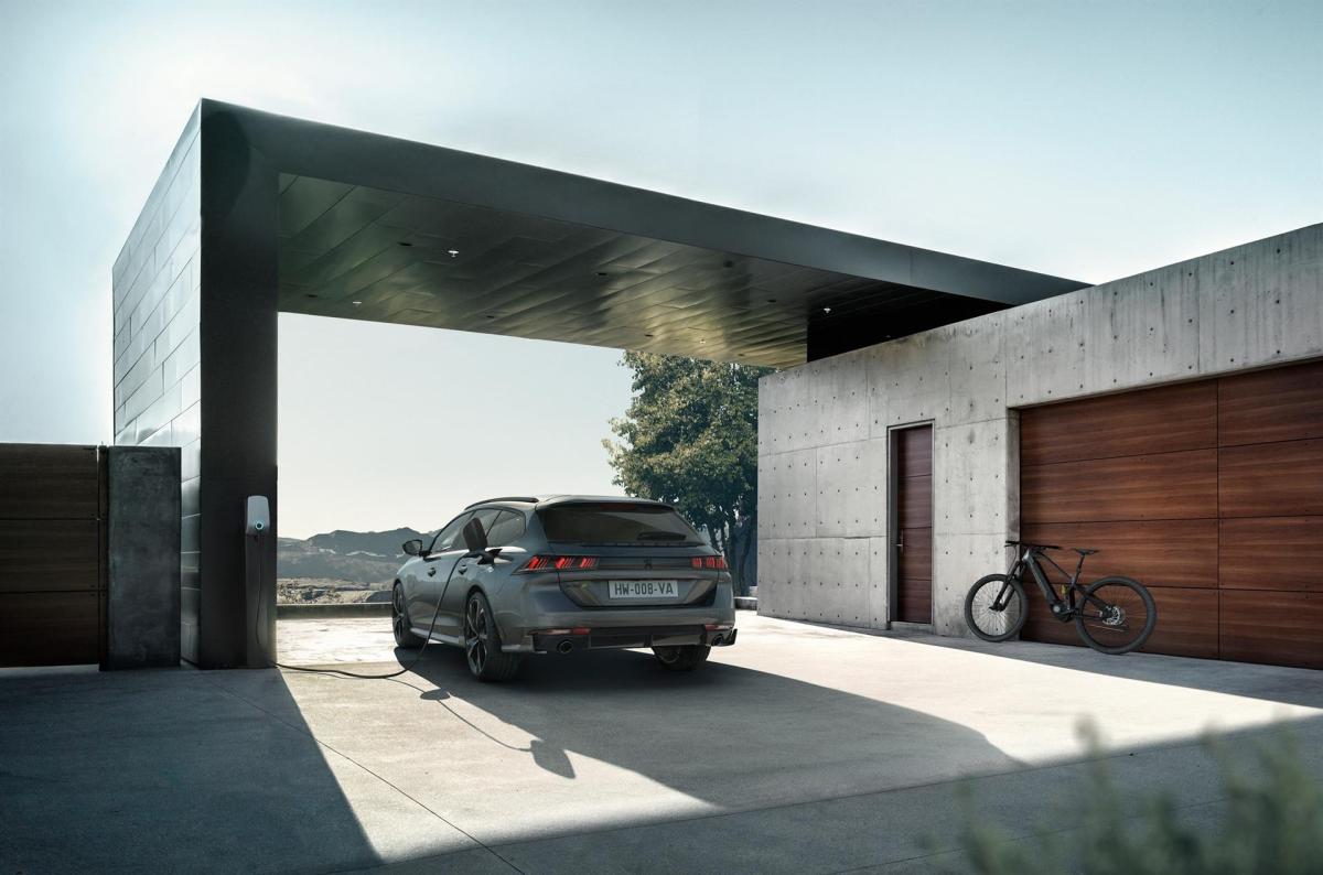 Peugeot lanza el nuevo 508 Sport Engineered, con 360 caballos y 42 kilómetros de autonomía eléctrica, por más de 62.000 euros