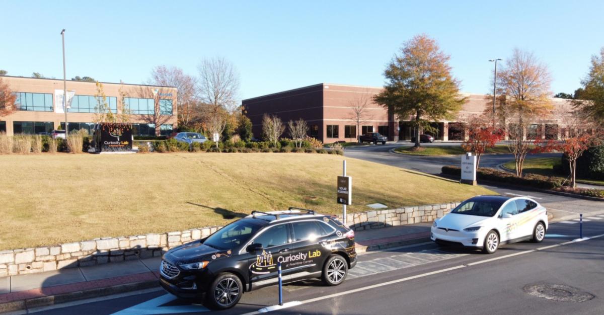 La ciudad de Peachtree Corners estrena una calzada solar que suministra electricidad a un cargador gratuito de vehículos eléctricos