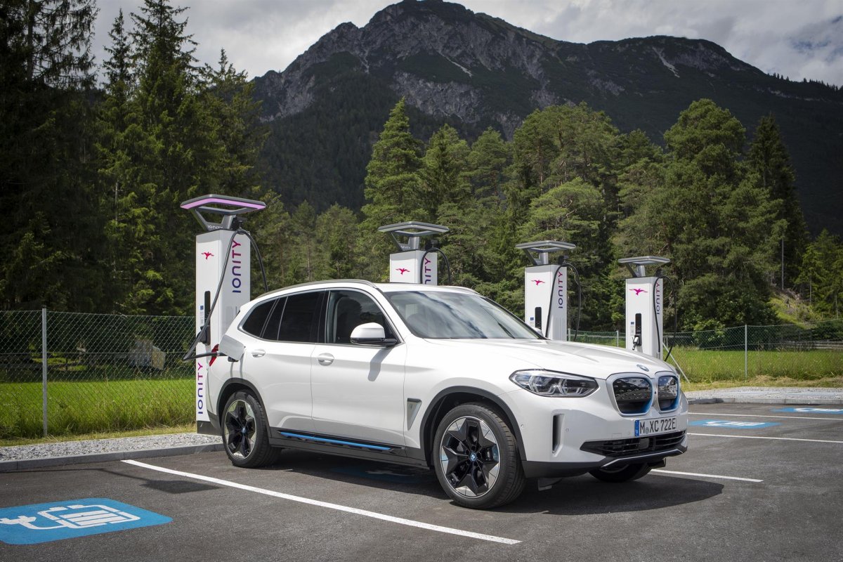 BMW inicia la recepción de pedidos en España del eléctrico iX3
