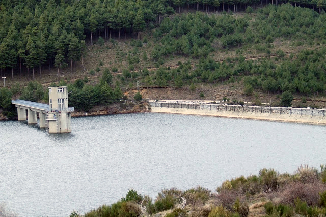 CHT instala en presa Navamuño una microturbina para generar energía eléctrica